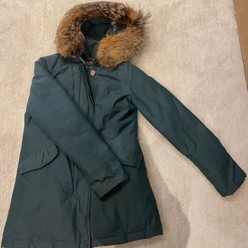 Woolrich vinterjacka i storlek M. Pälskrage går att ta av. Under vänder arm har sömnen släp 2 cm, det går att sy ihop  lätt. Jackan är i bra skick och skicka medelande för mer bilder. Självklart är jackan ÄKTA och ordinarie pris är 8 600kr . Jackor.