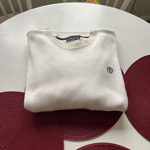 Säljer min Henri Lloyd tröja, aldrig använd, du som köper mina produkter ger även en gåva till Barncancerfonden. 