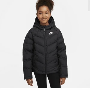 Nike jacka - Nicke jacka i stl xs. Bra skick använd ungefär i en månad. Det finns ett litet hål på baksidan som är typ 2 mm men syns inte överhunvudtaget.💕