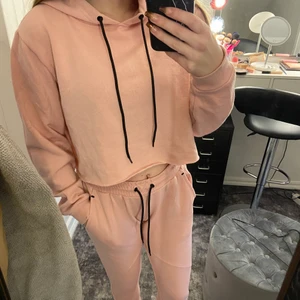 Rosa mjukissätt  - Rosa mjukissätt som jag säljer tillsammans från BikBok. Sitter perfekt och är i bra kvalite. Kontakta mig vid intresse/frågor. Köparen står för frakten (66kr) & tar endast swish✨