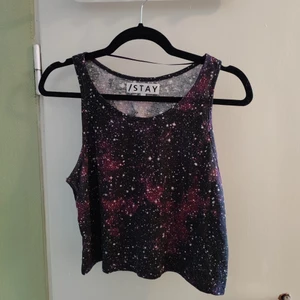 Lila linne med stjärnhimmel - Använd ett fåtal gånger, som ny! Fint mönstrad som en stjärnhimmel