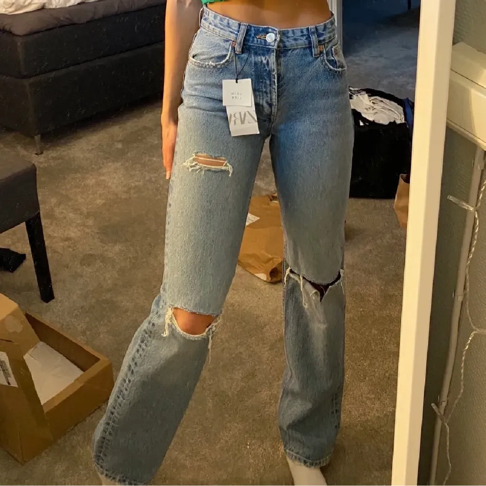 Jag säljer ett par oanvända jeans från Zara, endast testade! De är slutsålda på Zaras hemsida och sitter så fint!!! Sista bilden är lånad!. Jeans & Byxor.