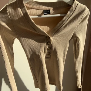 Topp - Ribbad beige topp! Knappt använd, Storlek XS