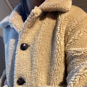 Jacka - En söt teddyjacka från Zara. Inga defekter, frakt ingår inte.