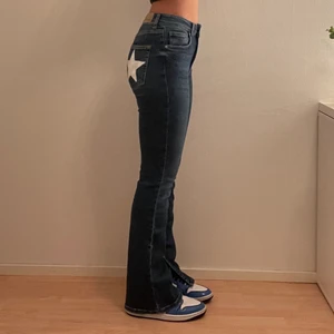 Bootcut jeans - Detta är mina bootcut jeans med en slit på insidan och med stjärnor på baksidan. Stjärnorna har jag målat själv med tygfärg. Sitter bra i längden för mig som är 173.