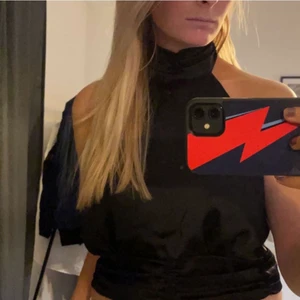 Svart halterneck topp - Svart halterneck topp med öppen rygg och knytning där bak💕