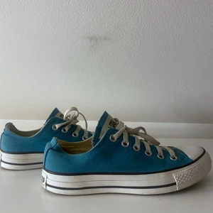 Converse skor - Jättefina blåa Converse skor, perfekt till sommaren. Har aldrig använt dom själv men dom är i begagnat fint skick strl 38.                                                     Köparen står för frakten📦 