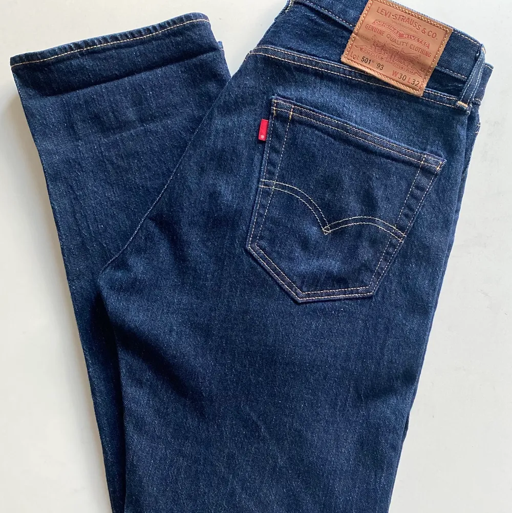 Ett par 501 ’93 i nästintill oanvänt skick.                             Straight fit.                                                                           30W x 32L.                                                                           99% bomull, 1% elastan.. Jeans & Byxor.