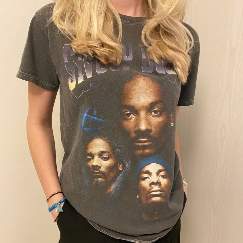 Snoop Doog t-shirt strl Xs från Daisy Street helt slutsåld på Asos där jag köpte den. 150 + frakt 45kr. . T-shirts.