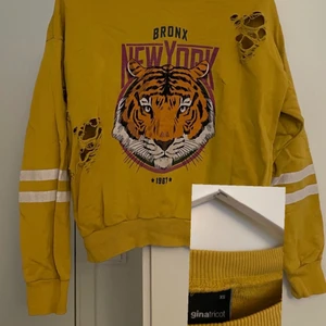 Två collegetröjor från gina tricot - Två populära collegetröjor från gina tricot som inte är min stil längre. Den gula är i storlek XS och den rosa i storlek S. De säljs för 30kr stycket, men man kan få köpa båda för 50kr.