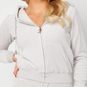 Juicy couture  - Säljer en juicy couture kofta i färgen quiet grey. Storlek S, köpt för 1 månad sedan och endast använd 2-3 gånger. Säljs för 500+66kr frakt. 