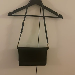 Zara Svart Väska i Mjukt Skinn, Ny - Svart Väska i Mjukt Skinn från Zara. Köptes för ca 900 kronor. Aldrig använd, således i mycket god skick nästan som ny. Avtagbar axelrem. 