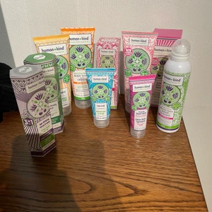 Hudvård - Hudvård från human+kind. Allt är helt nytt och oöppnat. Nypris 1458 kr. Allt säljes för 900 kr. Kan hämtas i Rödeby eller skickas mot porto.🌸