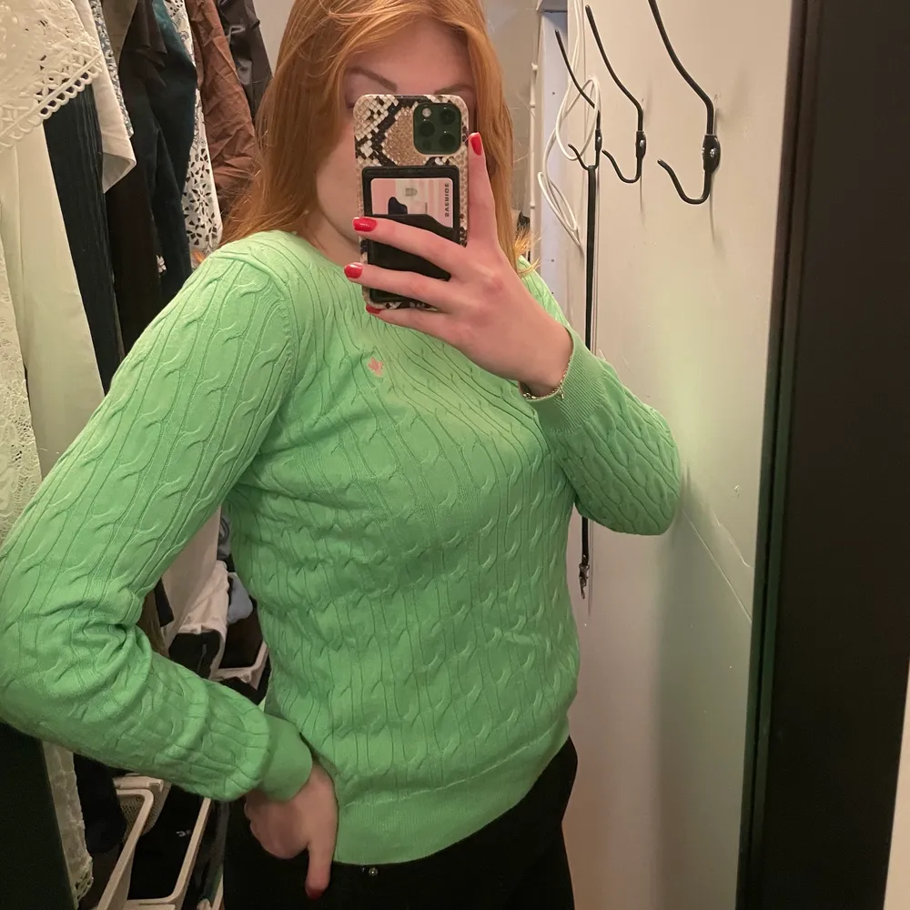 En kabelstickad tröja i en härlig grön färg. Extremt fin till sommaren när man är lite brun. Köpt för 1499💚. Stickat.