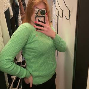 En kabelstickad tröja i en härlig grön färg. Extremt fin till sommaren när man är lite brun. Köpt för 1499💚