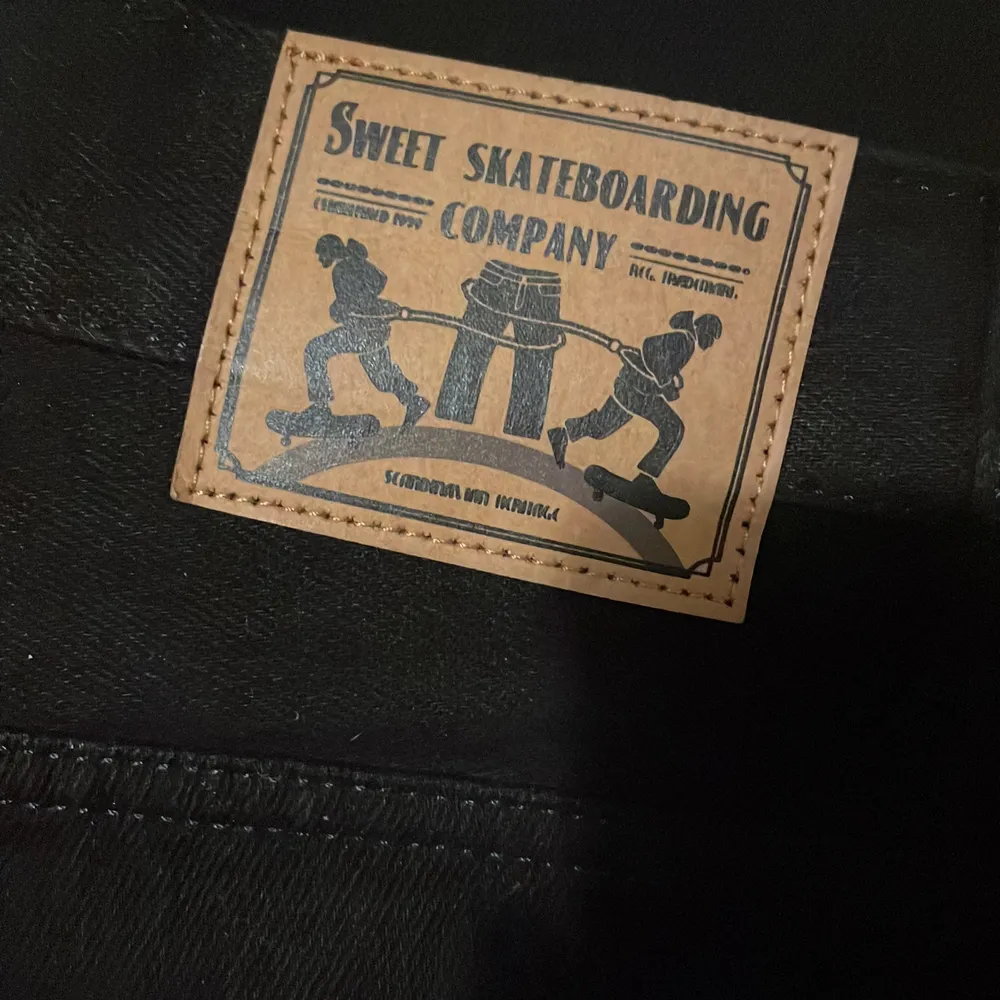 Helt oanvända Svarta jeans från Sweet skateboarding company i strl. M. Nypris 700kr säljes för 500kr+frakt, köparen står för frakten.. Jeans & Byxor.