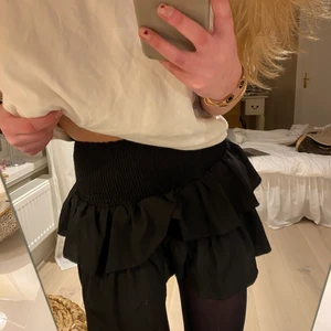 Svart kort kjol från neo noir - Supersnygg svart kort kjol från neo noir i nästan nyskick. Storlek står inte på etiketten, men passar mig som vanligtvis har S. 