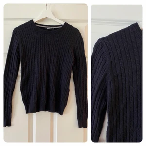 Ribbstickad tröja - Ribbstickad tröja i marinblå färg. Strl. M men liten i storleken. Aldrig använd. 