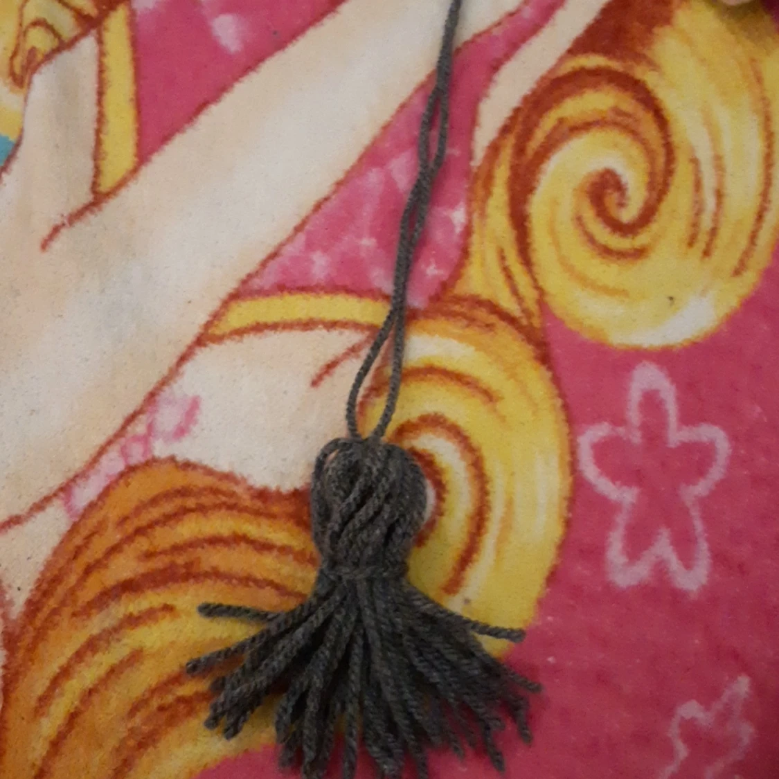 Tofsar för gardiner grå