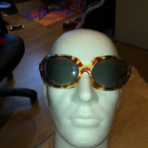 Mammiga solglasögon  - Riktigt mammiga solglasögon, inget fel på dem. Betalning sker på swish, köparen står för frakt 