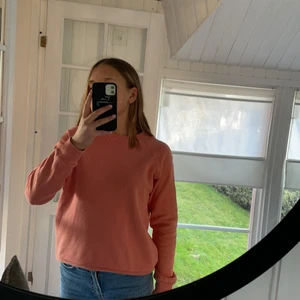 Sweatshirt från Peak Performance strl S - En väldigt fin, peach färgad sweatshirt från Peak Performance. Storlek S. Mycket bra skick! Endast använd ett fåtal gånger. Köparen står för frakt. 🛍 Säljes eftersom jag inte fått så mkt användning för den. 