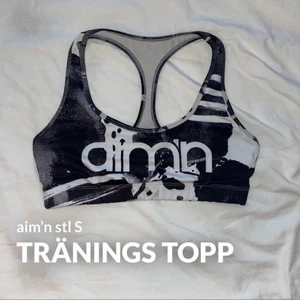 Amin bh  - Jättefin tränings topp/bh från aimn, stl S. Nypris 400kr. Köpt för ca 2 år sedan. Säljes pga att det är mer än topp än en bh, alltså ger den inte mig tillräckligt stöd. Använd ett fåtal gånger, men fortfarande i nyskick.  PS.  Matchande byxor hittar ni i profilen;)  Frakt tillkommer!