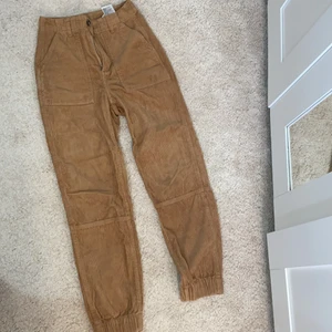 Byxor - Väldigt fin färg o tygmatrial på byxorna, o väldigt sköna o har väldigt fin passform.