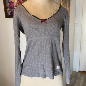 Odd Molly tröja  - Söt långärmad T-Shirt i grått från Odd Molly. Storlek 1(S) och i fint skick. Säljs för 150kr eller högstbjudande 