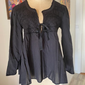 Odd Molly blus  - Jättefin svart långärmad blus från Odd Molly i storlek 1(S). Fint skick! 170kr eller högstbjudande 