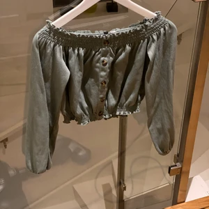 Tröja  - En mörk grön fin tröja i storlek S. En crop topp med off shoulder. Använt 1 gång så i nytt stick 