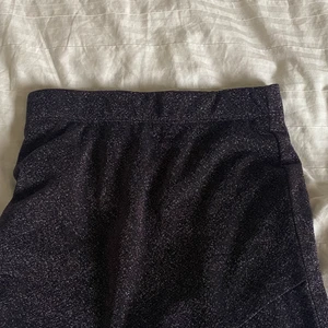 Glittrig kjol - Säljer min glittriga kjol från Lindex då den är för liten för mig. Passar super bra till nu halloween men även till vardags💕