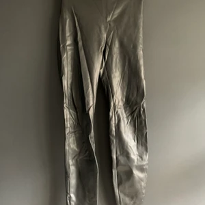 Tajta byxor i läderimitation - Svarta byxor i läderimitation från Bik Bok. Dragkedja längst ned. Mycket fint skick. Stl s