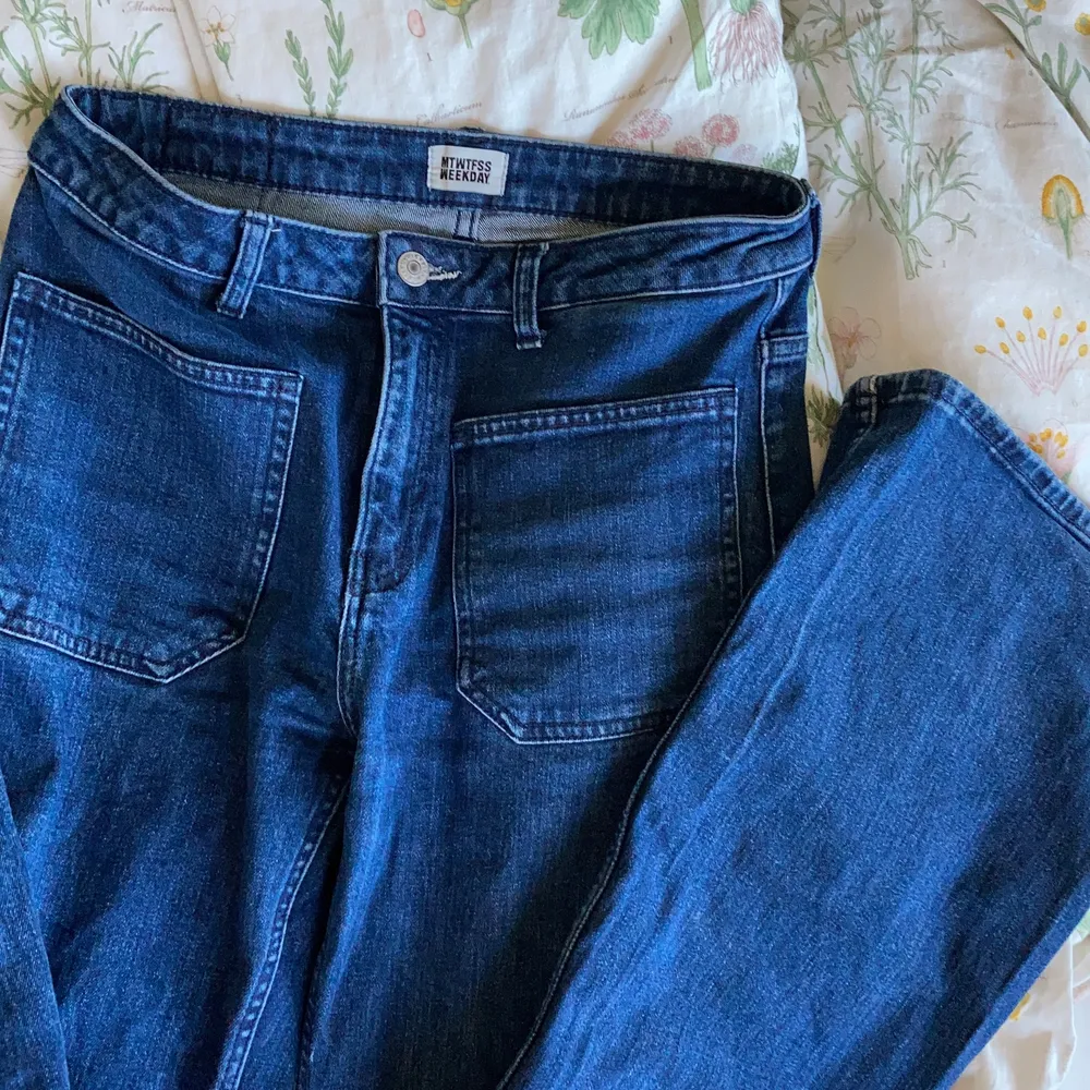 Jeans i super skick och unik modell! Jag är ca 167cm!  inte kommit till användning på ett väldigt tag så dags för ny ägare🥳. Jeans & Byxor.