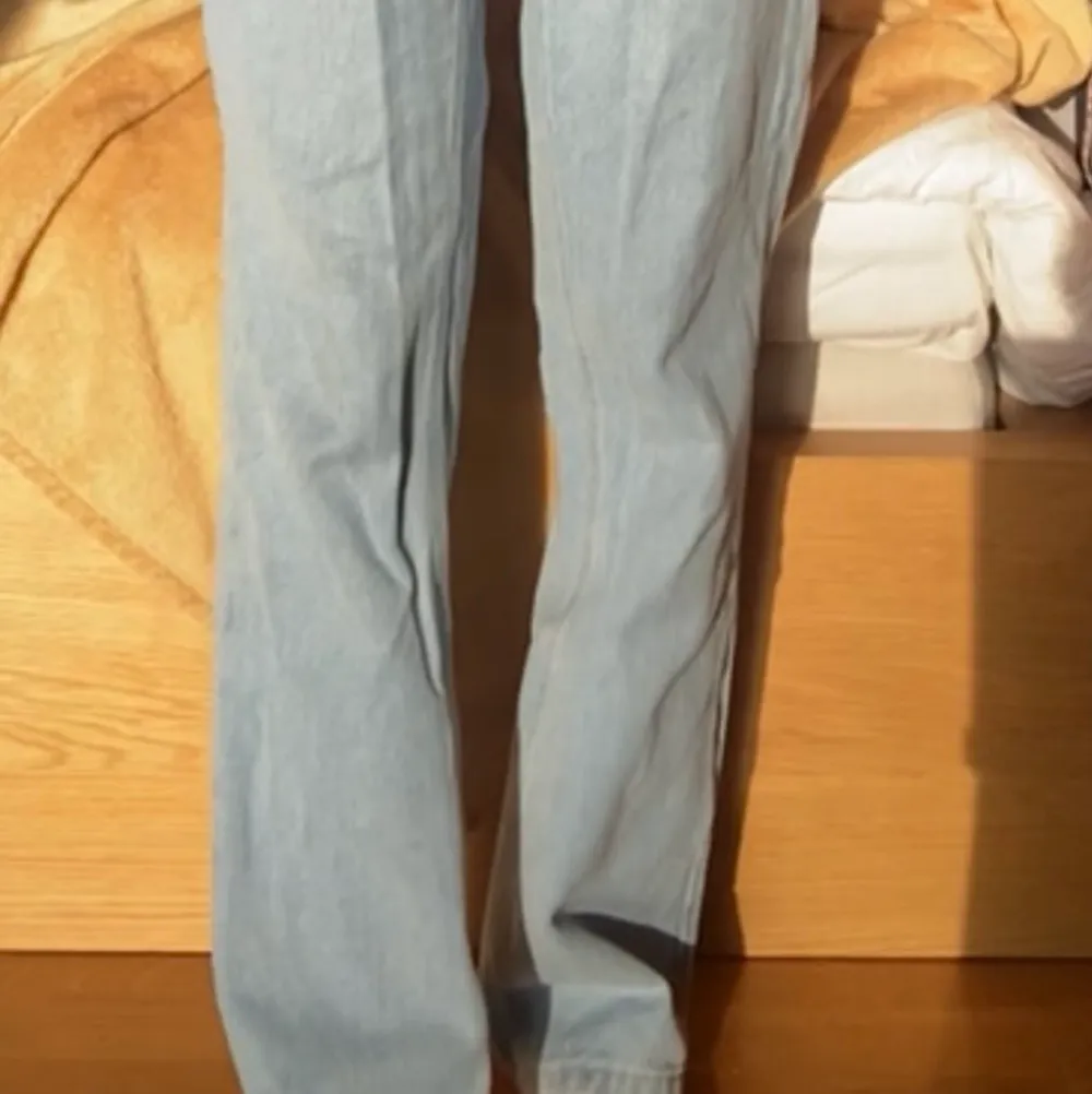 Ljusa jeans från NA-KD storlek 38 men passar mig som har 36.. Jeans & Byxor.