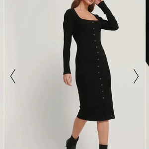 Midiklänning Med Fyrkantig Hals Och Knap - Köpt från na-kd. Använd 1 gång. 