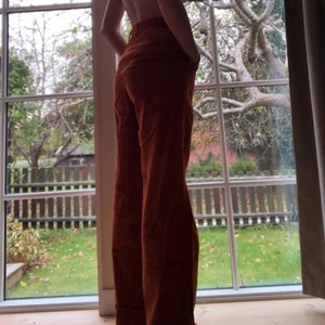 Manchester byxor - Brons/oranga Manchester byxor. Högmidjade, raka och går ner till golvet för mig. 