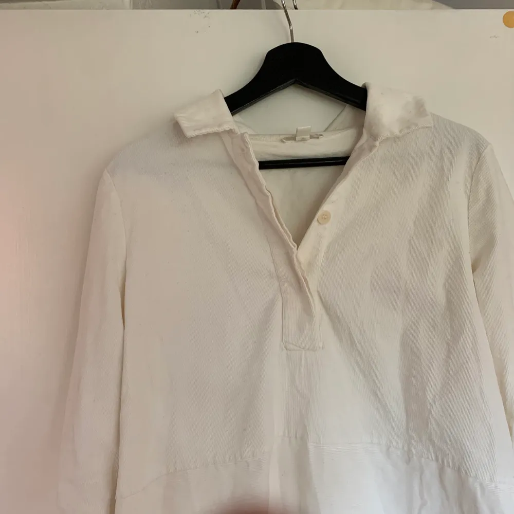 En vit manchesterskjorta. Den är superfin i modellen och knappt använd så bra skick!. Skjortor.