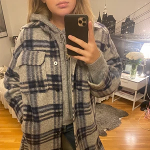 Lång rutig höstkappa  - Säljer denna URSNYGGA långa kappa💙 Kappan sitter så snyggt på och är den perfekta höst/vår jackan. Den är i storlek S och sitter ocersized så man får plats med en stor gosig stickad, passar även M och troligtvis L beroende på hur man vill kappan ska sitta💓Jacka är i mycket bra skick (priset kan diskuteras🥰) 