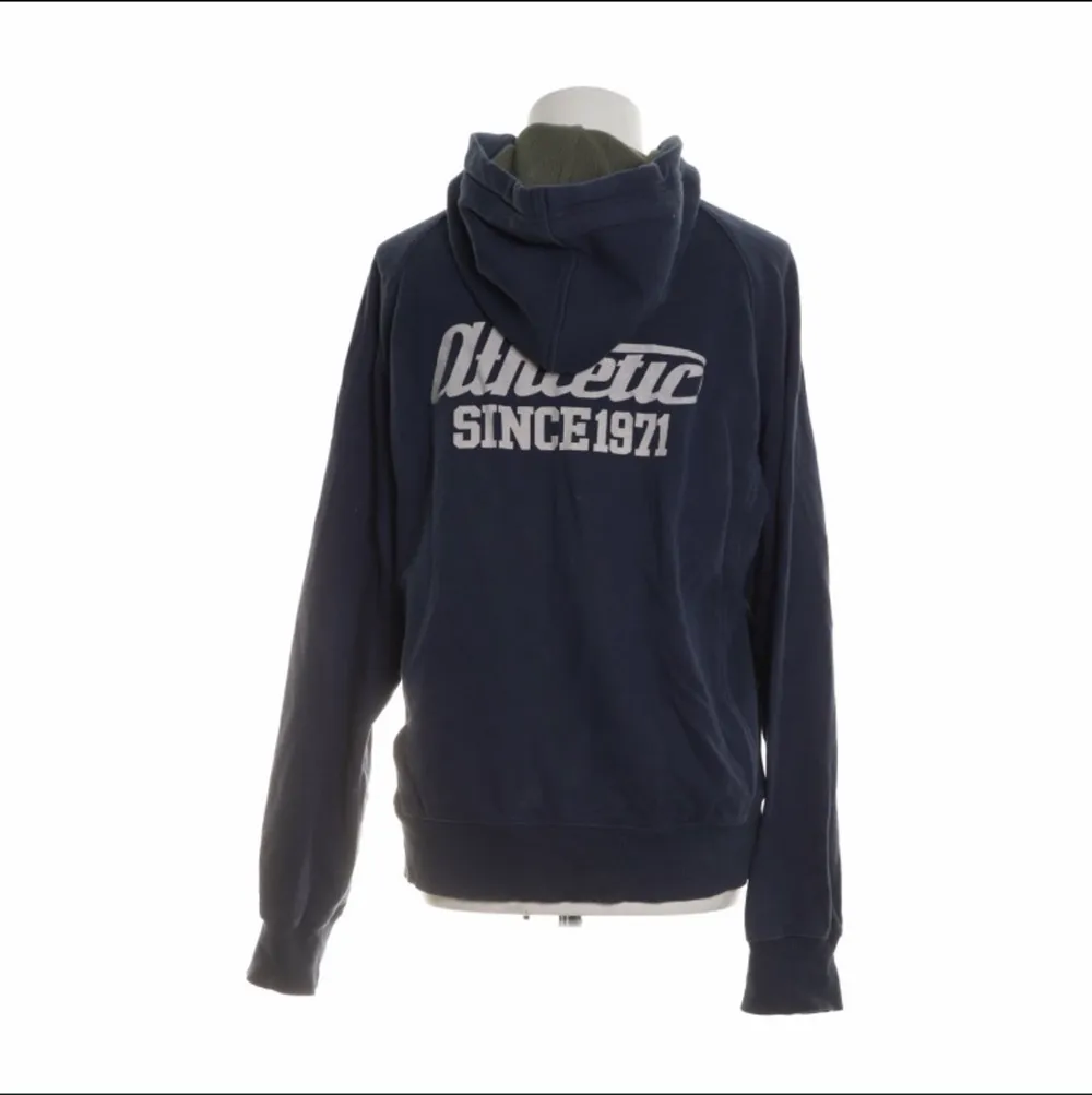 Säljer denna nike spellout zip hoodie köpt på Sellpy! Fint skick men det finns tecken på användning (nopprig osv) . Hoodies.