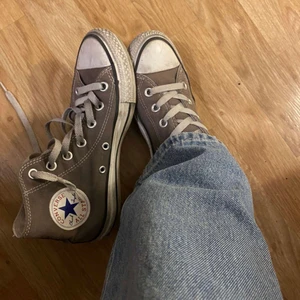 Brungråa Converse - Snygga brungråa converse, jättefin färg! Säljer pga att de inte kommer till användning lärnge. Använt skick men går att fräscha upp genom tvätt! Kan fraktas eller mötas upp😇💖