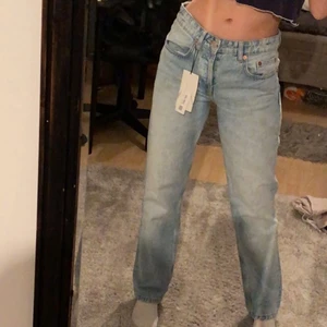 Zara midrise jeans - Säljer mina jättefina midrise jeans i storlek 36. De är helt nya med lappen kvar endast testade, jättefina men satt inte bra på mig, köp direkt för 250 eller buda till mig privat, vill bli av med de då kan även komma överens om ett lägre pris vid snabb affär💗 frakt betalas av köpare