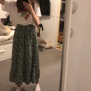 Grön blommig kjol - Använd en enstaka gång. Säljer för att den sitter lite för tajt. Den är i storlek small. Priset går att diskuteras.  Kjolen har ett band. Jag brukar ta bandet runt magen två varv och knyta i ryggen. 