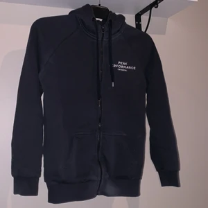 Peak Performance hoodie! - Fint skick. Mörkblå men ser nästan svart ut. Var inte rädd för att ställa frågor!
