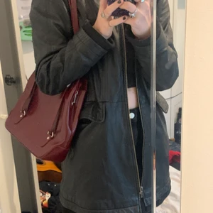 söt vintage väska - jättesöt fin vinröd väska. köpt för 80kr på secind hand. många fack och ptroligt praktisk, har dock inte kunnat använda den så jag säljer den!