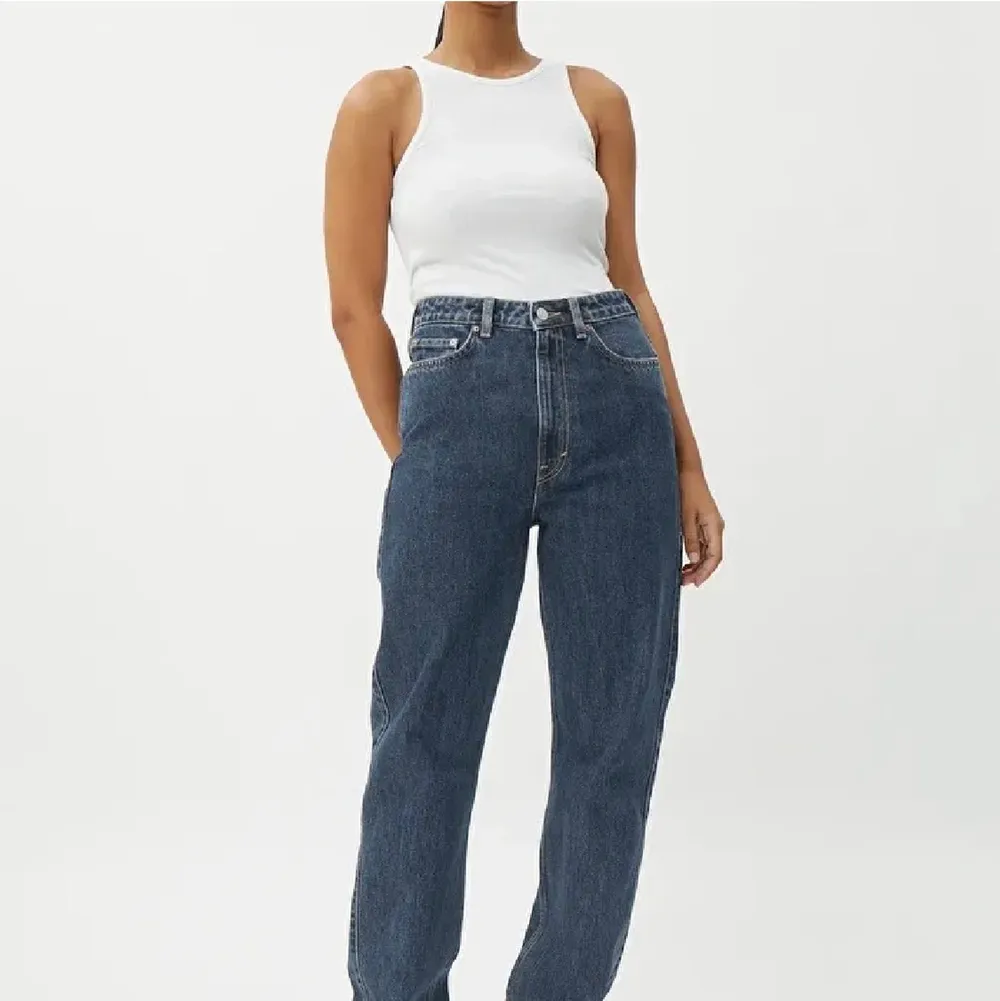 Raka jeans från Weekday i modellen rowe och färgen win. Använda men i bra skick! Säljer pga tyvärr för små ✨ köpare står för frakt. Jeans & Byxor.