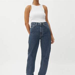 Raka jeans från Weekday i modellen rowe och färgen win. Använda men i bra skick! Säljer pga tyvärr för små ✨ köpare står för frakt