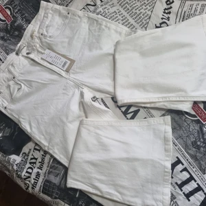 Gina Tricot byxor st XL  - Byxorna är endast testade 1 gång. Har annars legat i garderoben prisslap kvar. Stretchigt matrial.