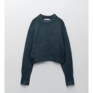 ZARA STICKAD TRÖJA - Stickad tröja från zara i en superfin blå färg! Ny pris 300 kr, mitt pris 200 + frakt:) pris kan diskuteras privat🥰