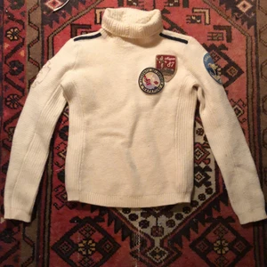 Stickad polo - Jätte skön stickad polo med patches på! Smått nopprig annars i finfint skick! :) köparen står för frakten <3