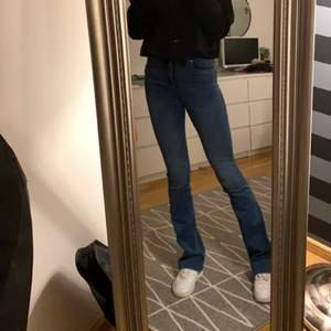 Fina bootcut jeans från only som endast är använda en gång, långa på mig som är 172! 🖤🤍💙 Frakt tillkommer med 60kr 📦 (Sista bilden visar färgen bäst) :))